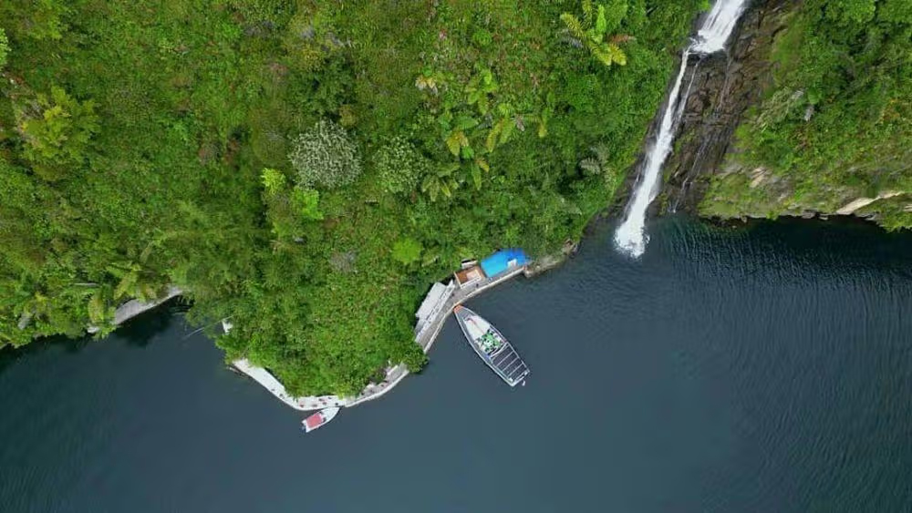 Pemandangan Danau Toba berikut air terjun.