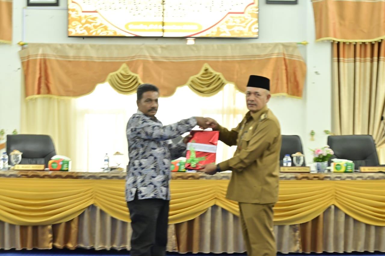Ketua DPRD Tapteng menerima RPJMD Pemkab Tapteng.