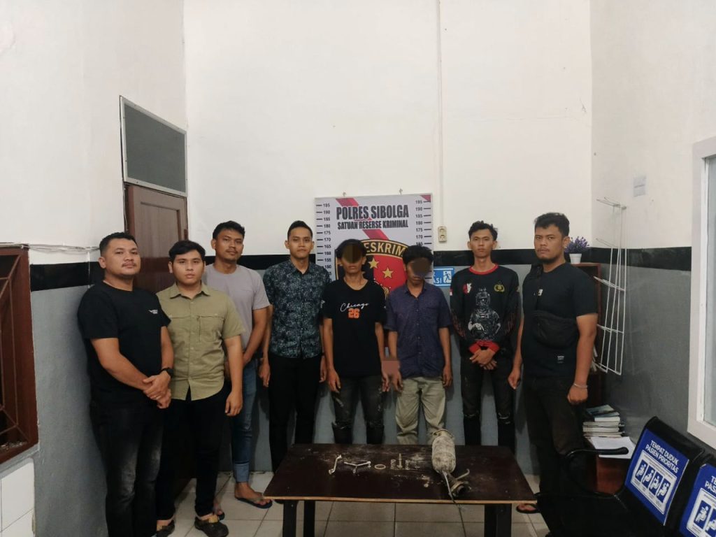 Dua pemuda yang membongkar dan mencuri knalpot dari mobil dinas Kantor Pos Sibolga diserahkan ke polisi, Jumat pagi (1/8/2025).