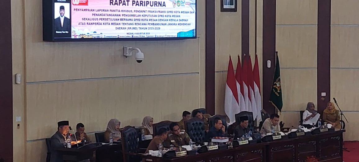 Wali Kota dan Wakil Wali Kota Medan, Rico Waas dan Zakiyuddin Harahap menghadiri rapat paripurna di gedung DPRD Medan, Senin (4/8/2025).