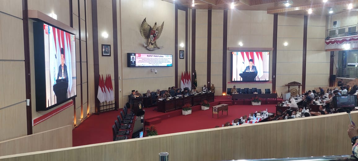 Juru Bicara Fraksi PKS DPRD Medan, Syaiful Ramadhan saat menyampaikan pandangan fraksinya dalam paripurna pengesahan RPJMD Kota Medan 2025-2029, Senin (4/8).