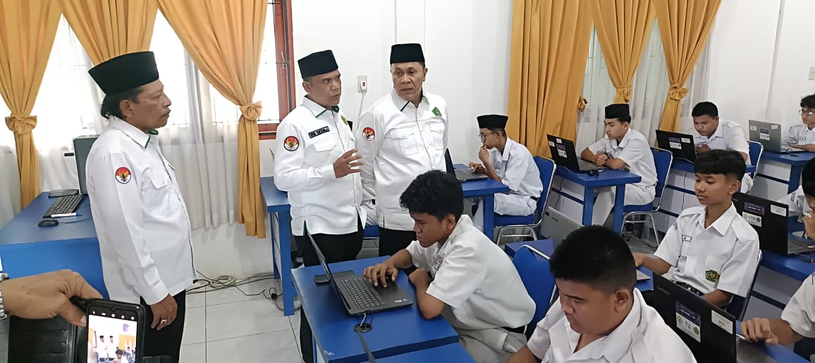 Kakanwil Kemenag Sumut didampingi Kepala MAN 2 Model Medan saat meninjau langsung pelaksanaan ANBK, Senin (4/8/2025).