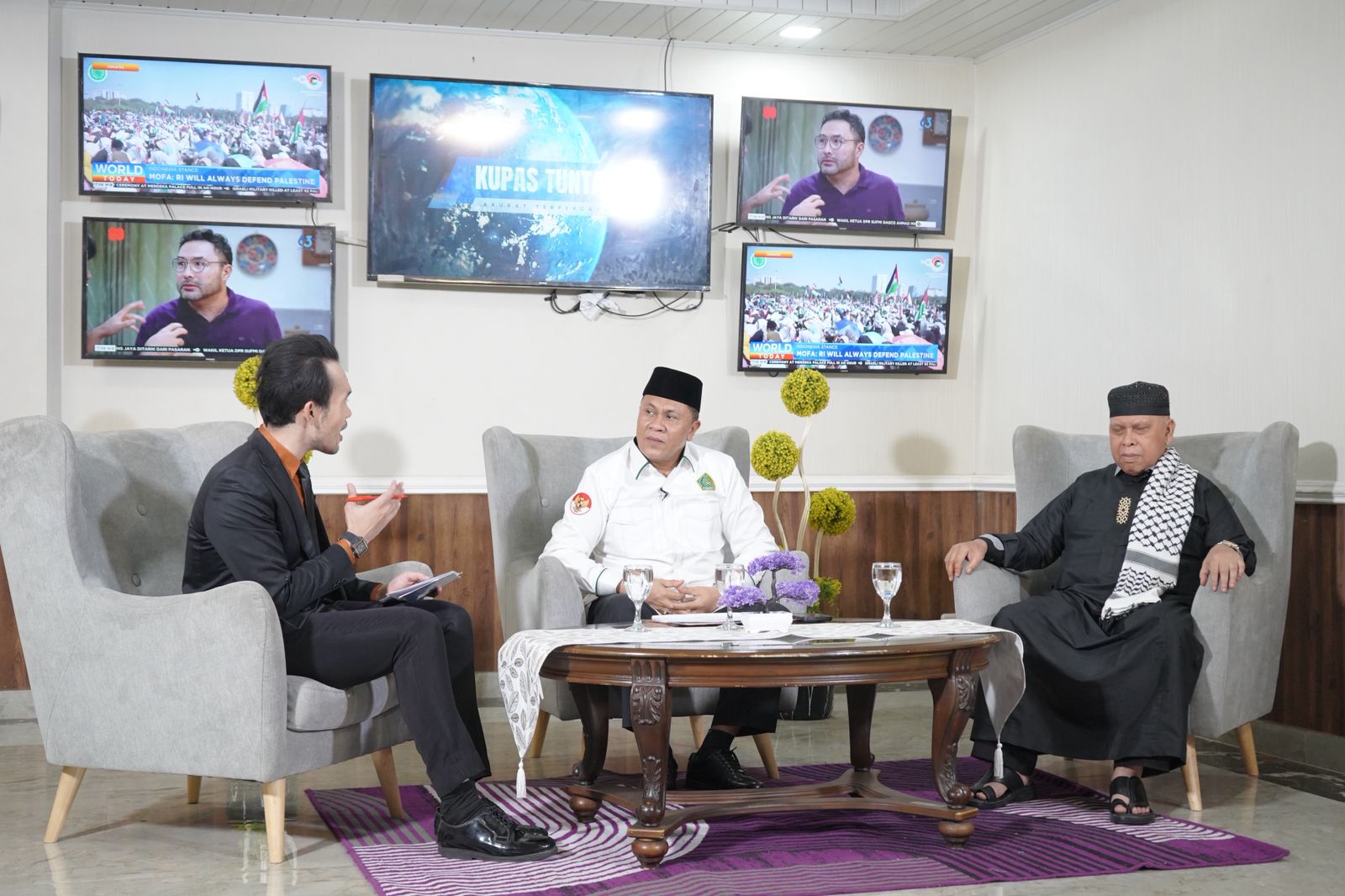 Kakanwil Kemenagsu H. Ahmad Qosbi, S.Ag, MM, saat menjadi narasumber dalam acara Kupas Tuntas TVRI bertema Transformasi Penyelenggaraan Haji.