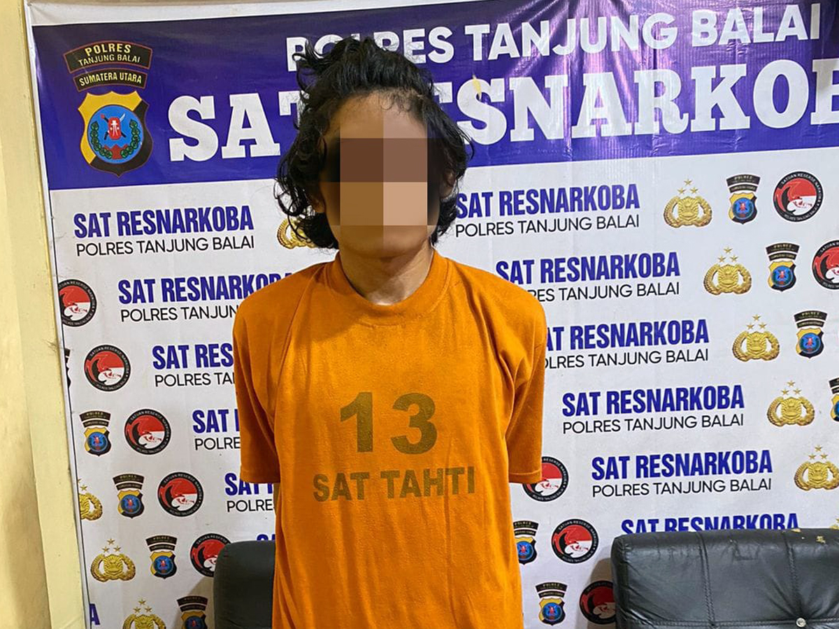 Tersangka kurir ekstasi dan barang bukti.