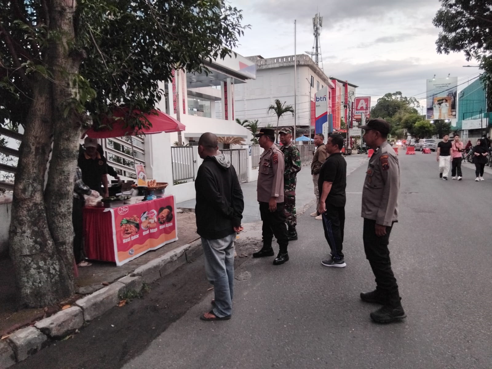 Penertiban pedagang di seputaran Lapangan Adam Malik.