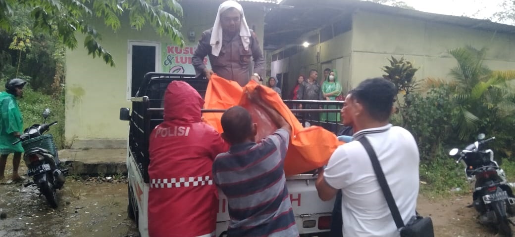 Evakuasi jenazah pensiunan polisi.