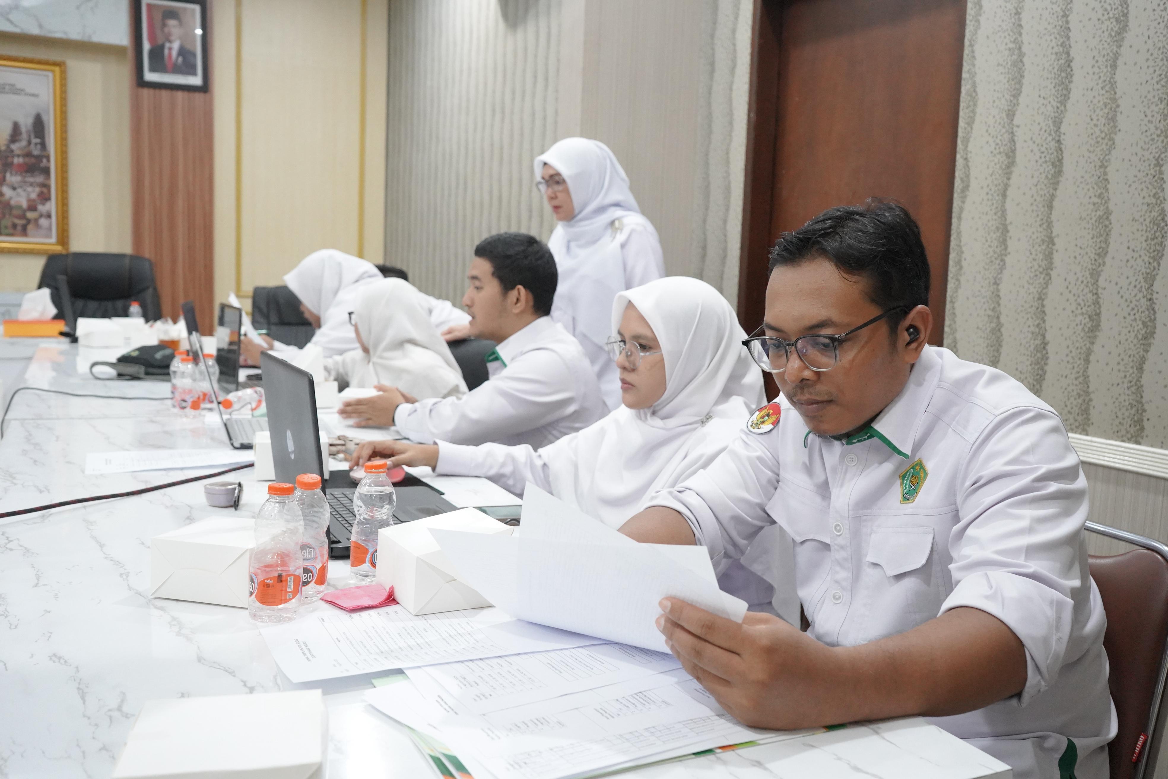 Santri dari berbagai pondok pesantren di Sumatera Utara saat mengikuti seleksi debat Bahasa Arab dan Bahasa Inggris secara daring.