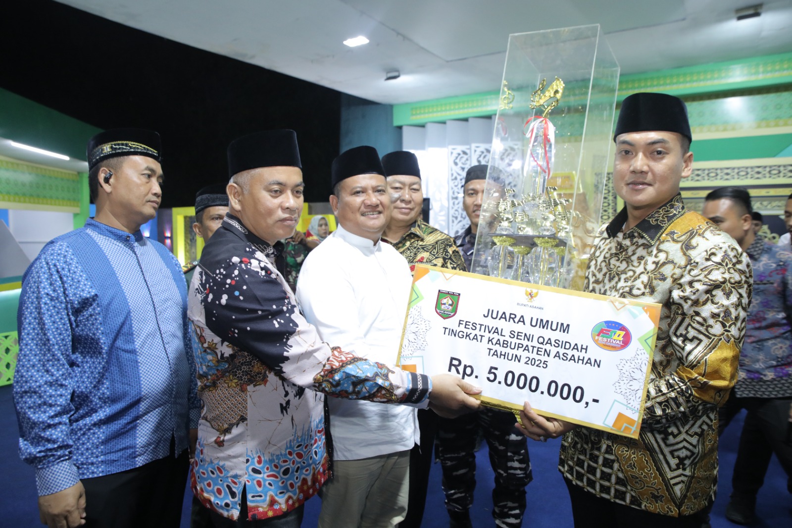 Penyerahan hadiah para juara Festival Seni Qasidah (FSQ) Tingkat Kabupaten Asahan 2025, Senin malam (4/8/2025) oleh Wakil Bupati Asahan, Rianto, SH, M.AP, di Lapangan Sepak Bola.