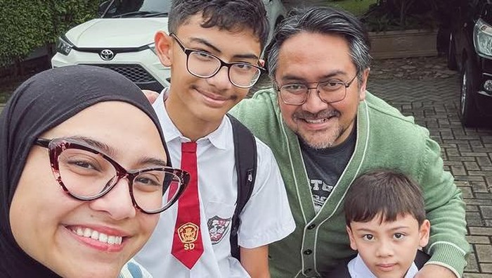 Zee Zee Shahab bersama keluarganya.