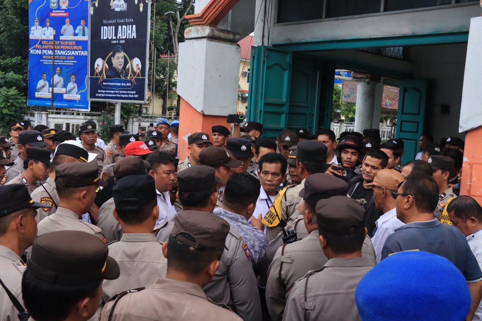 Eksekusi bangunan milik keluarga anggota DPRD Sumut Darma Putra Rangkuti.