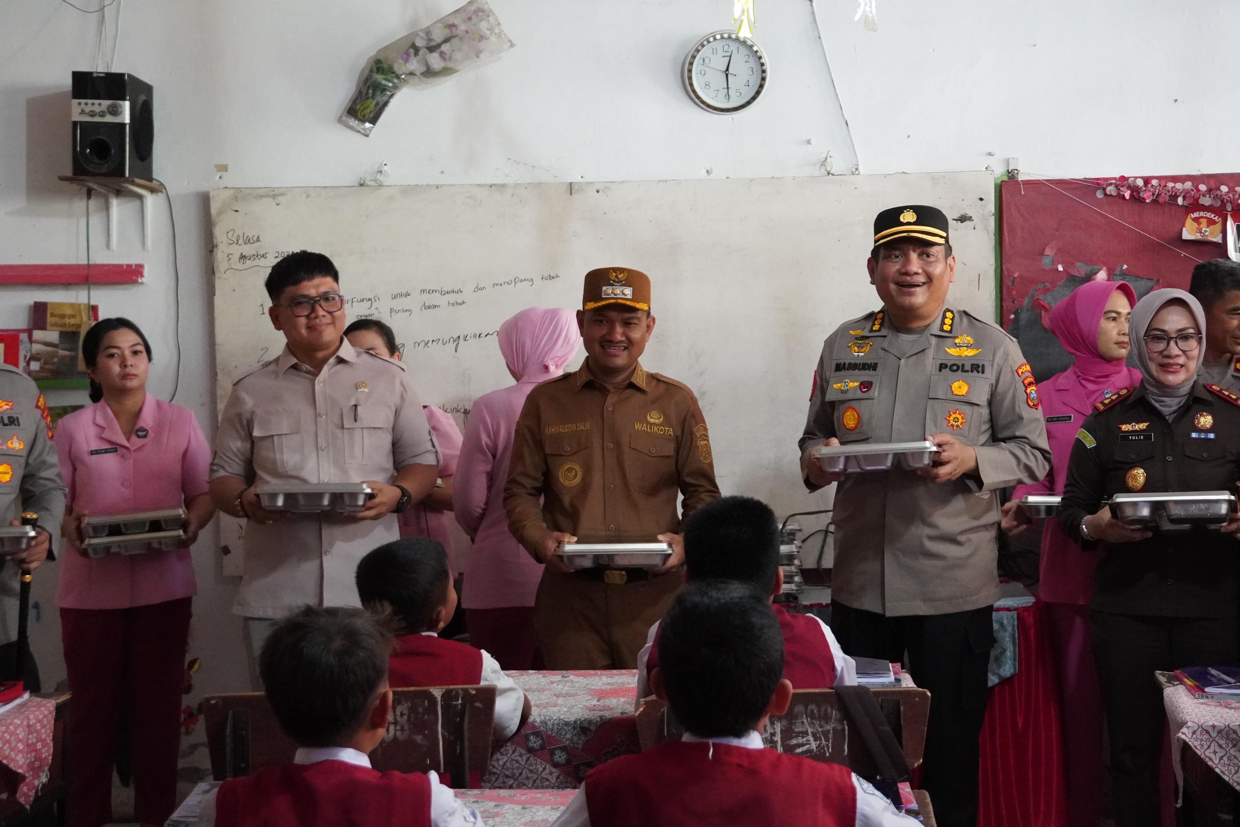 Wali Kota Tanjungbalai, Mahyaruddin Salim B bersama Wakil Wali Kota Muhammad Fadly Abdina, Kapolres Tanjungbalai AKBP Welman Feri, hadiri launching SPPG.