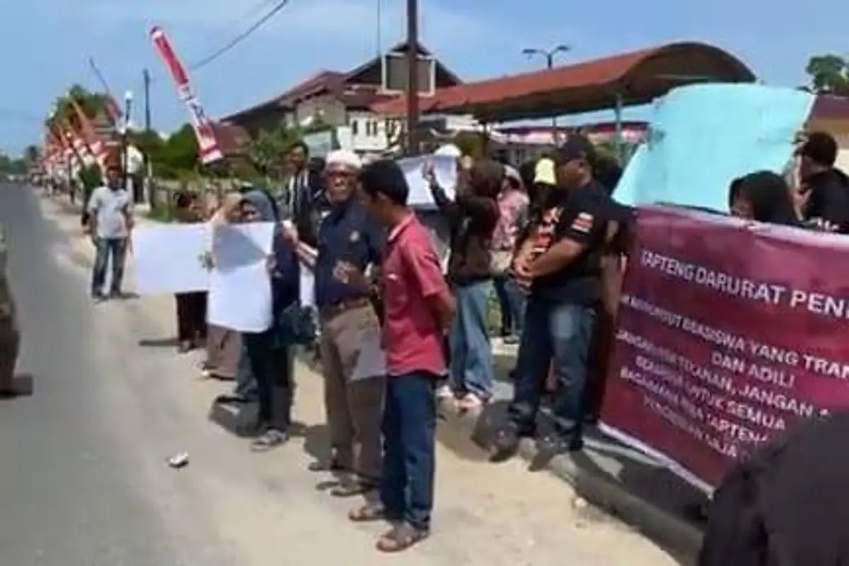 Puluhan mahasiswa dan orangtua di Kabupaten Tapanuli Tengah menggelar aksi protes di depan Kantor Bupati Tapteng menuntut kejelasan atas pencabutan program beasiswa.