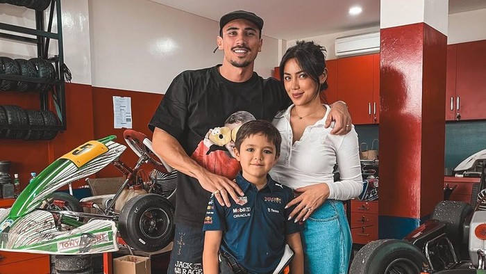 Anak artis Jessica Iskandar, El Barack (depan).