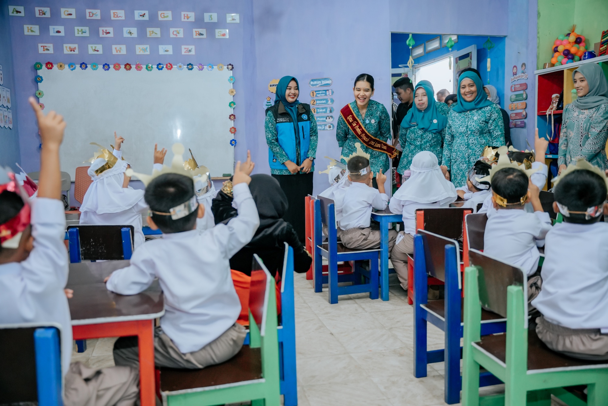 Ketua TP PKK Sumut Kahiyang Ayu, bersama Staf Ahli I TP PKK Sumut Titiek Sugiharti, meninjau dua Posyandu di Kabupaten Langkat di Desa Telukbakung, Kecamatan Tanjungpura, Selasa (5/8).