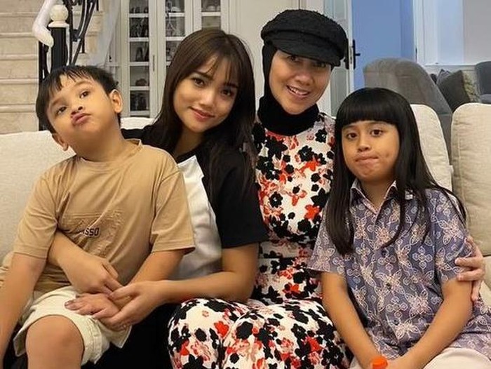Venna Melinda bersama Fuji.