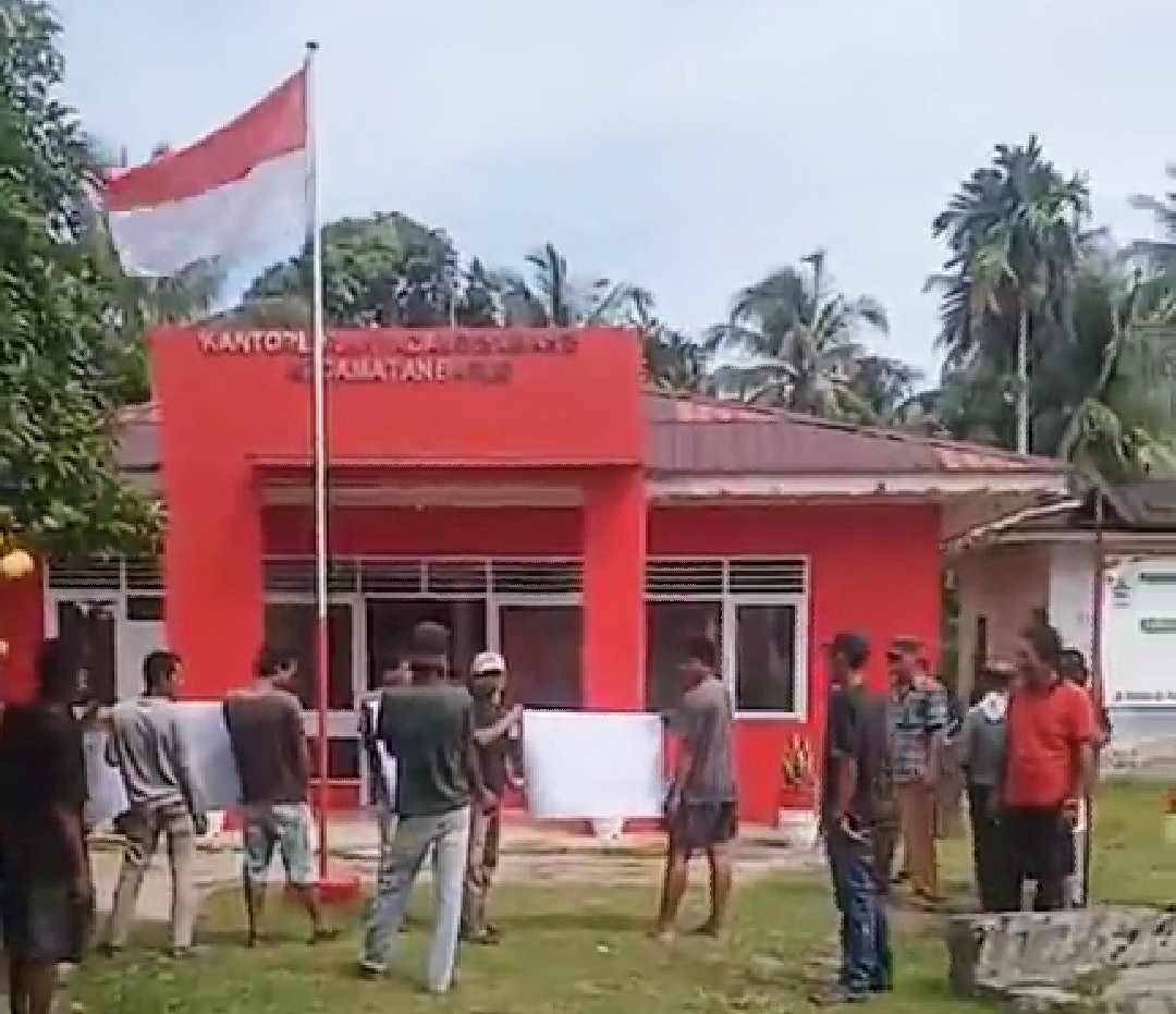 Warga menggelar aksi demo ke kantor lurah Padang Masiang, meminta Plt Lurah Padang Masiang Hendra Hutauruk dicopot.