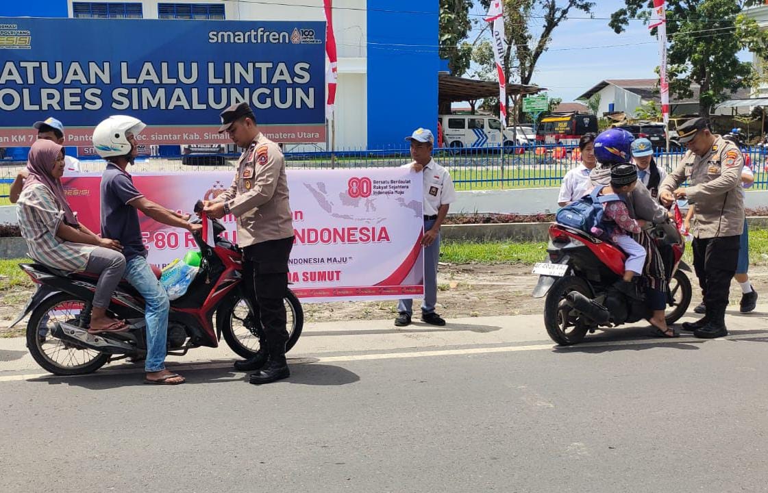 Pembagian bendera merah putih oleh Polres Simalungun.