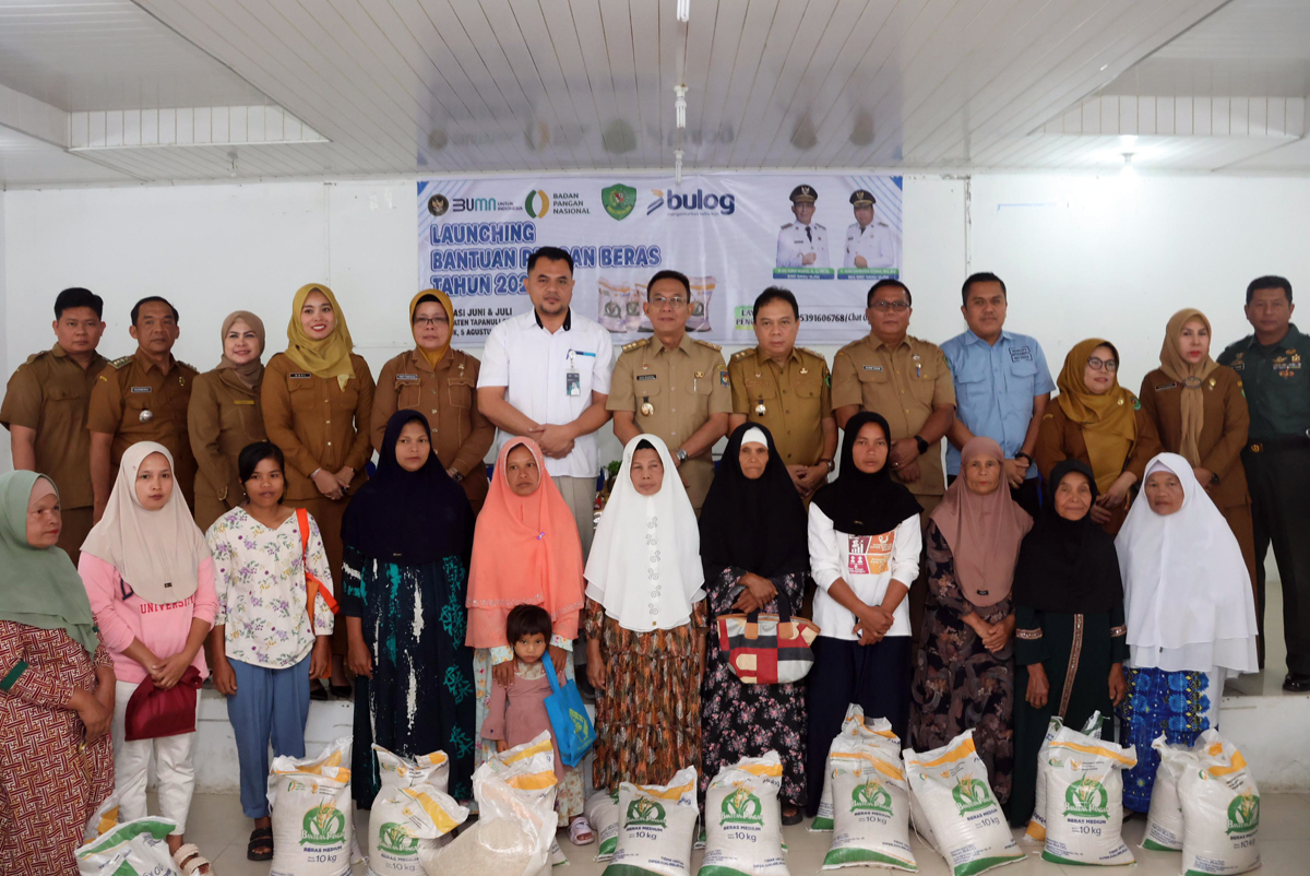 Bupati Tapsel H.Gus Irawan Pasaribu dan Wakil Bupati Jafar Syahbuddin Ritonga, Asisten II Jajang Maman, Camat Sipirok saat hpenyaluran bantuan pangan 18.844 KPM.