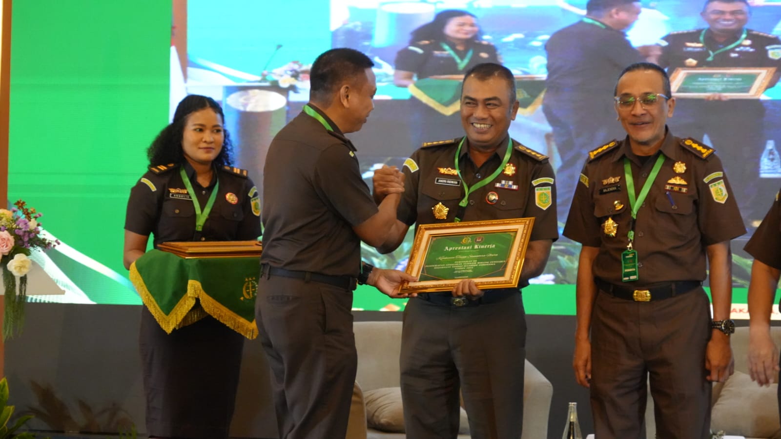 Asisten Intelijen Kejati Sumut, Andri Ridwan SH, MH, menerima penghargaan dari pimpinan Kejaksaan Agung RI di Jakarta, Rabu (6/8/2025).