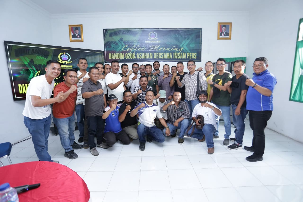 Dandim 0208/Asahan, Letkol Inf Edy Syahputra, SH., M.I.P., menggelar kegiatan coffee morning bersama insan pers se-Asahan di Aula Makodim 0208/Asahan, baru-baru ini.