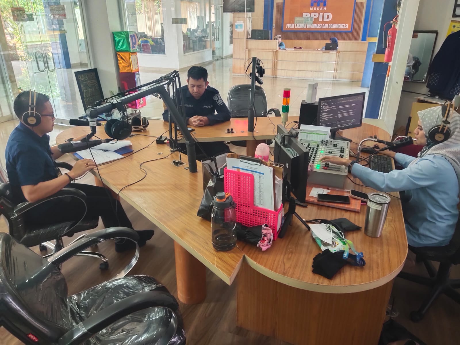 Dialog interaktif Polrestabes Medan di Studio I RRI Medan tentang upaya pemberantasan narkoba.