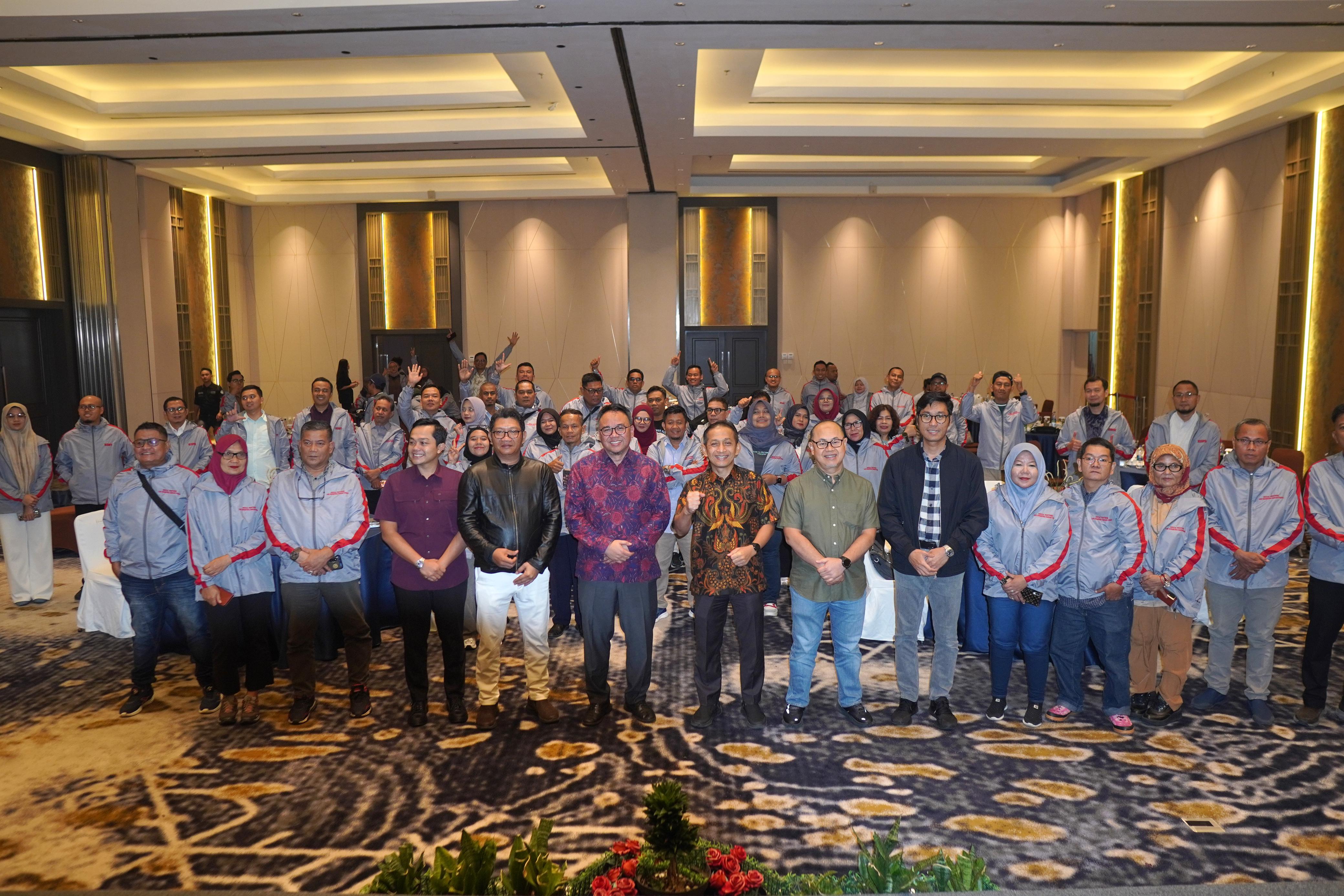 Foto bersama jajaran OJK Wilayah Sumatera Bagian Utara dengan 50 jurnalis dari lima provinsi dalam kegiatan Media Gathering di Jakarta, 4&ndash;6 Agustus 2025.