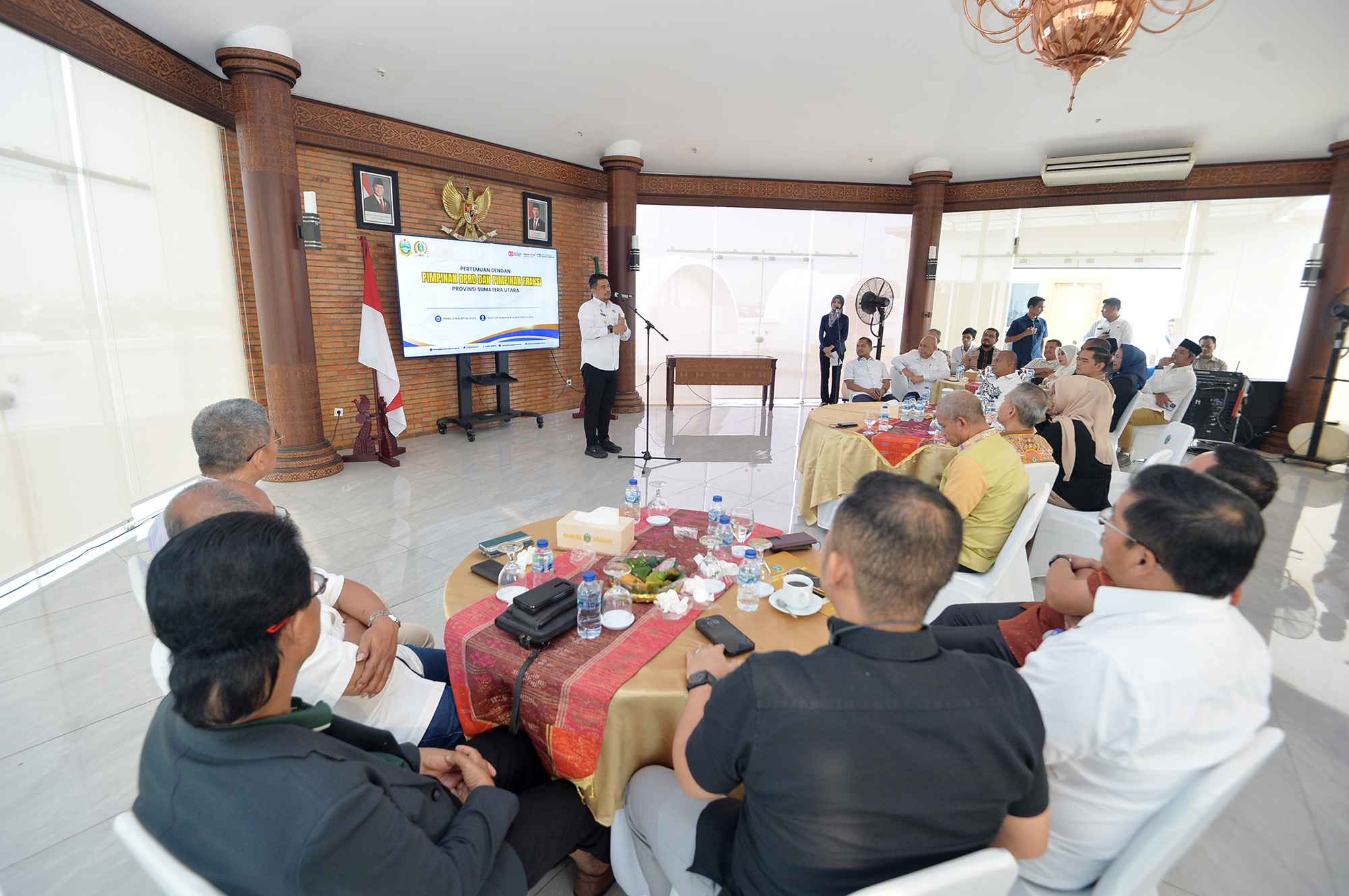 Gubsu Bobby Nasution bersilaturahmi dan berdiskusi dengan pimpinan dan ketua-ketua fraksi DPRD Provinsi Sumut di Anjungan Lantai 9 Kantor Gubernur Sumut, Rabu (6/8/2025).