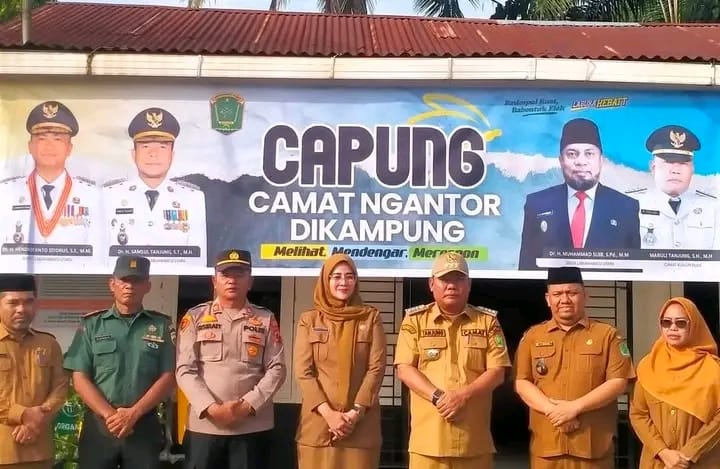Camat Kualuh Hulu Maruli Tanjung ngantor di kampung, Desa Perpaudangan untuk mempererat silaturahmi antara masyarakat Desa dengan pemerintah kecamatan.