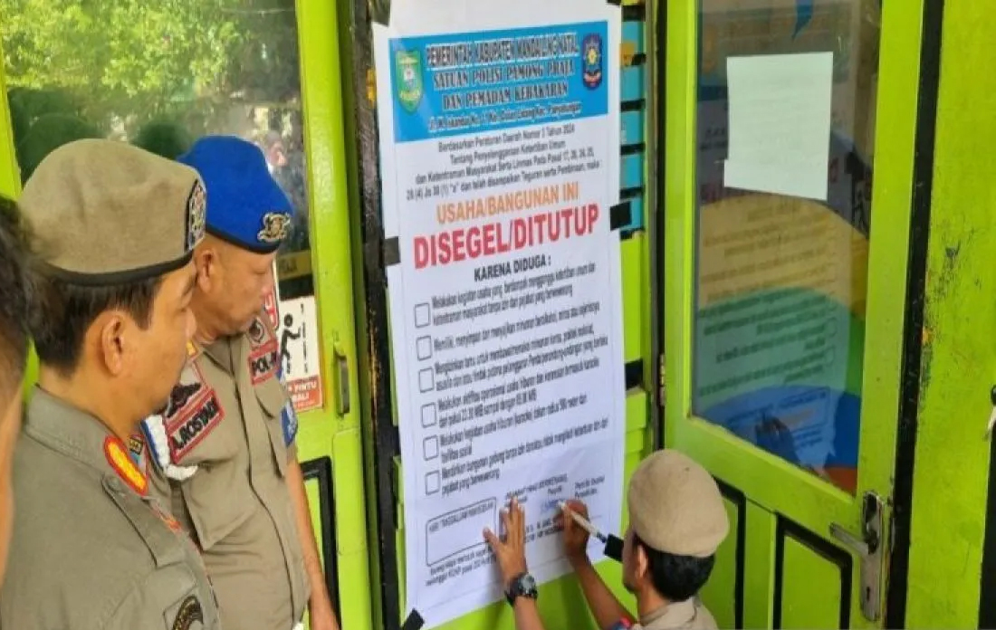 Satuan Polisi Pamong Praja dan Pemadam Kebakaran Madina menutup tempat hiburan malam Cafe Masrin di Kelurahan Kayujati, Kecamatan Panyabungan.