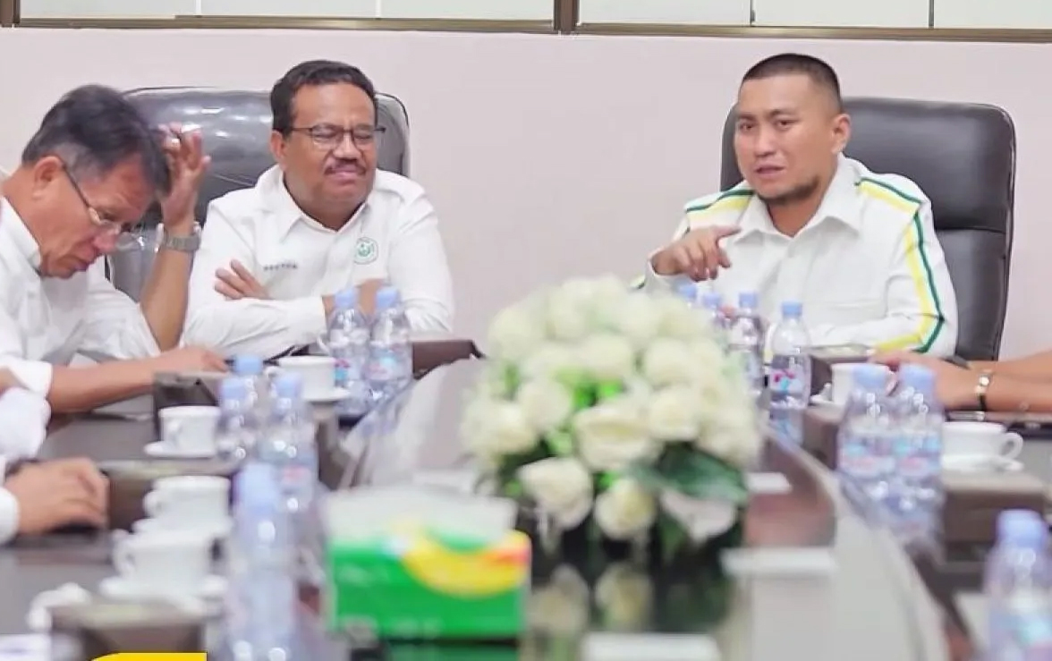 Bupati Labura H Hendri Yanto Sitorus berbincang dengan Rektor UNIMED Prof Dr Baharuddin.
