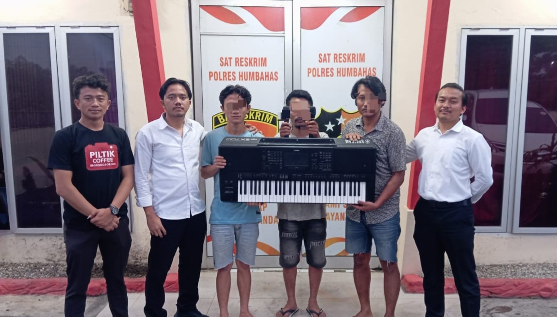 Ketiga tersangka pencuri di gereja dan barang bukti, diapit personil polisi berpakaian sipil.