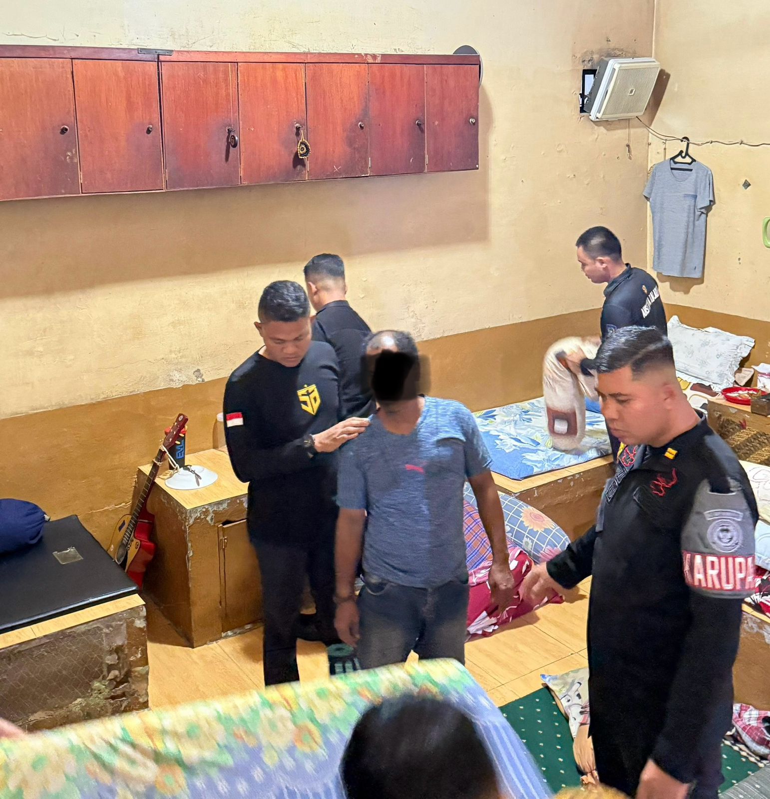 Petugas Rutan Kelas I Medan melakukan razia rutin di kamar-kamar warga binaan pada Rabu (6/8). Turut disita barang-barang terlarang dalam razia tersebut.