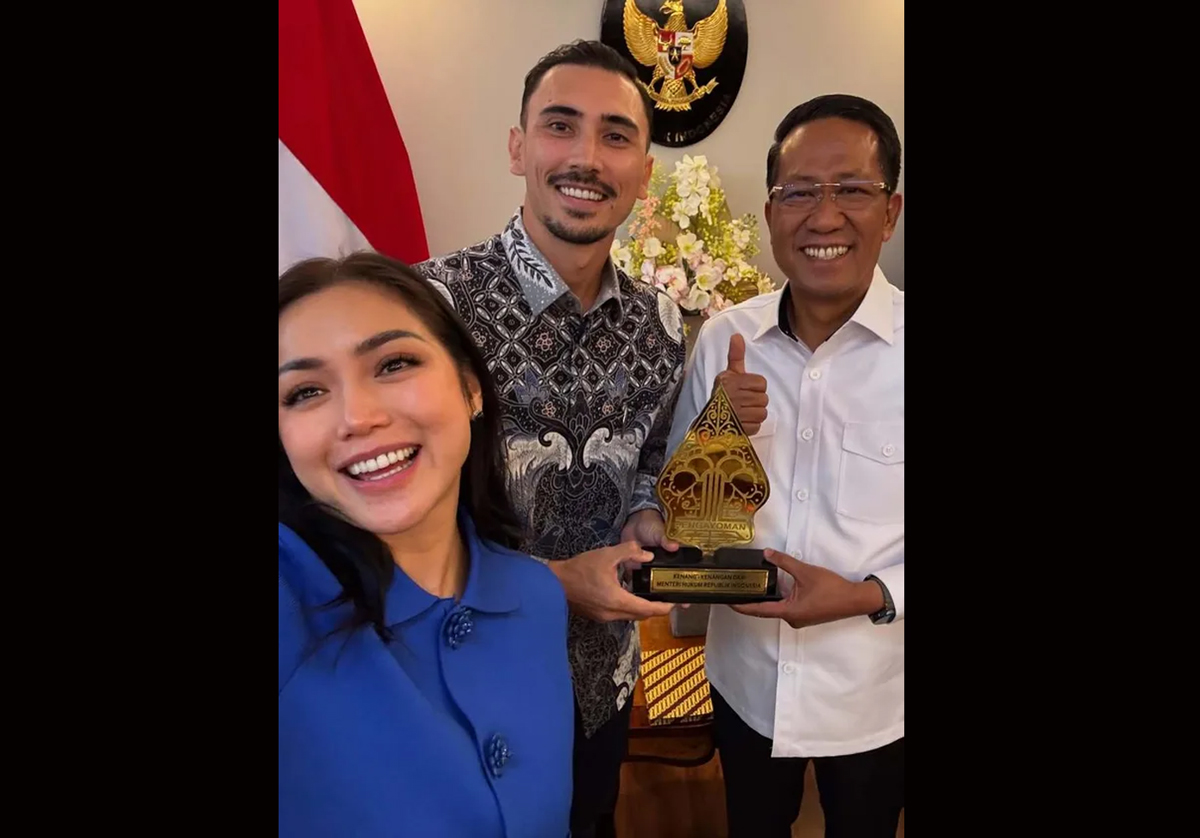 Jessica Iskandar dan Vincent Verhaag bersama Menkumham.