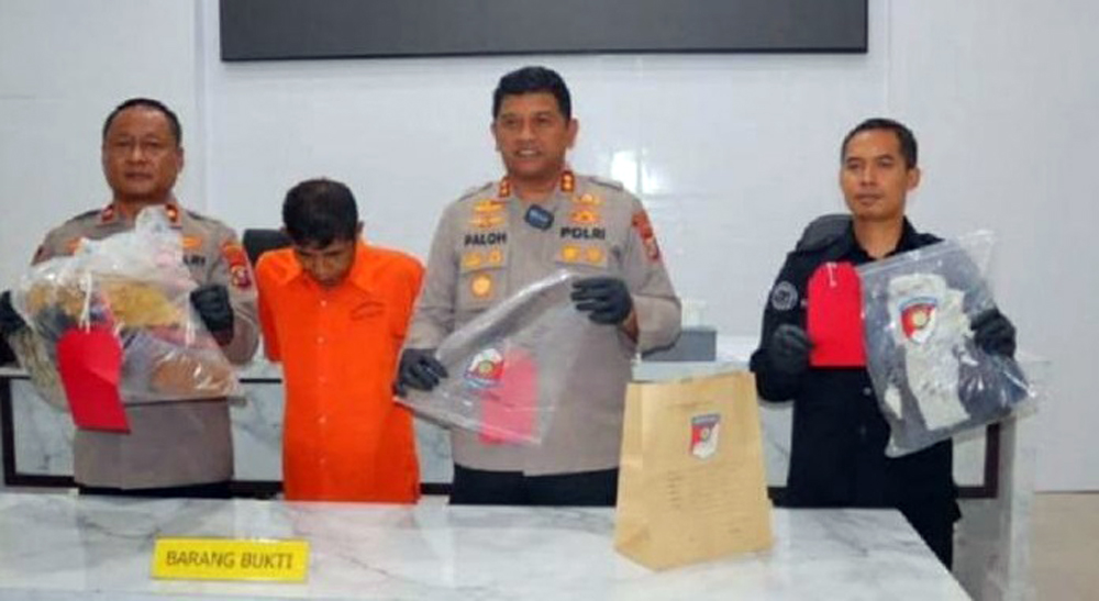 Pelaku pembunuh ibu kandung saat diamankan di Polres Madina.