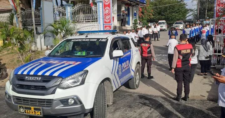 Personel Polres Tanah Karo sukses mencuri perhatian dalam gerak jalan menyambut HUT Kemerdekaan RI ke-80 di halaman Kantor Bupati Karo, Selasa.