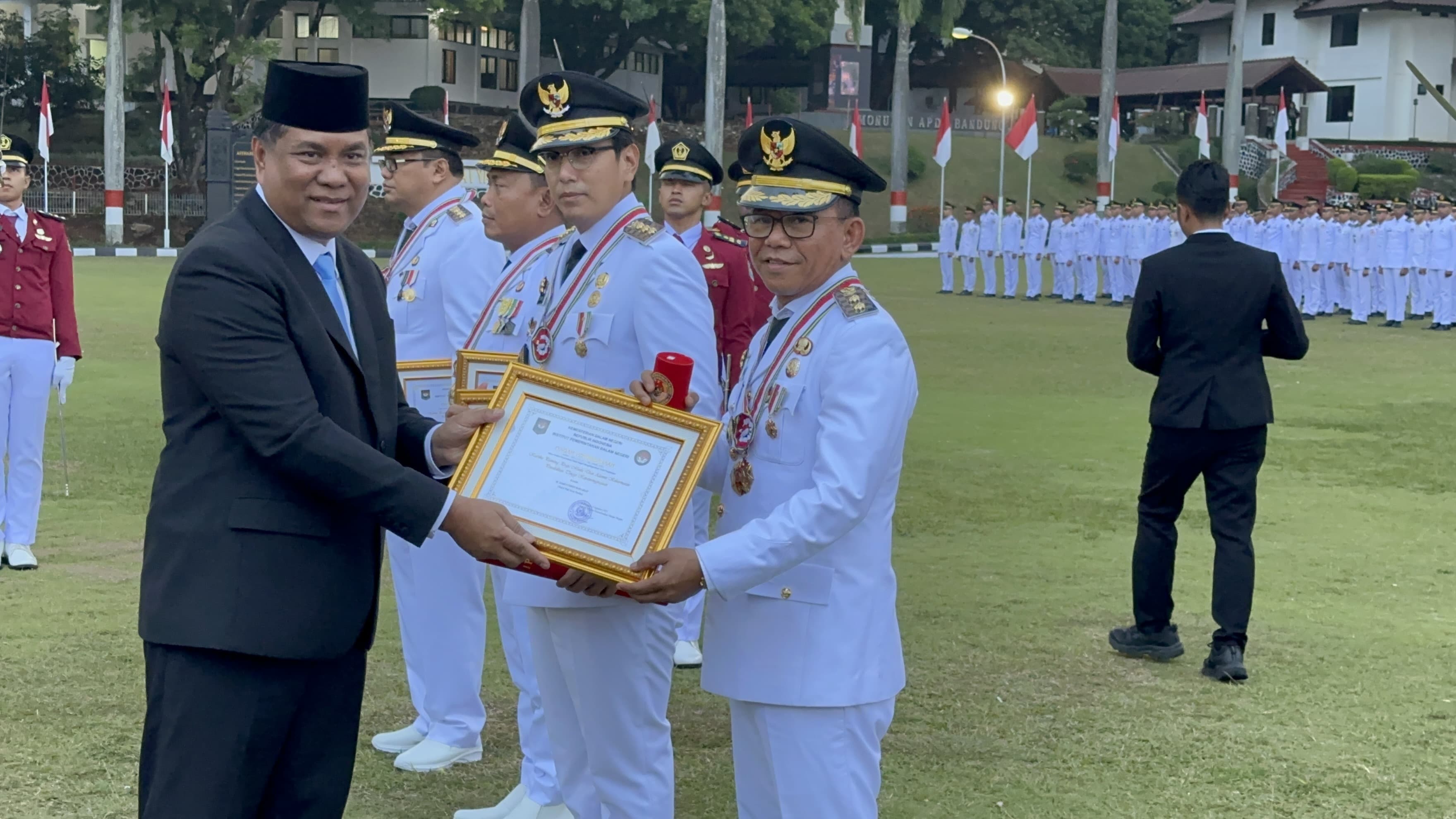 Wali Kota Medan Rico Tri Putra Bayu Waas dan Wakil Wali Kota H. Zakiyuddin Harahap resmi menyandang gelar Alumni Kehormatan Pendidikan Tinggi Kepamongprajaan.