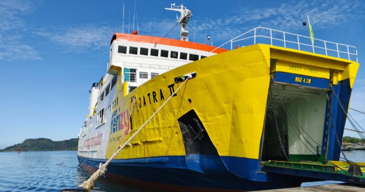 KMP Jatra II rute Sibolga&ndash;Gunungsitoli milik PT ASDP Indonesia Ferry (Persero) dilarang berlayar karena dianggap belum memenuhi kelayakan operasional.