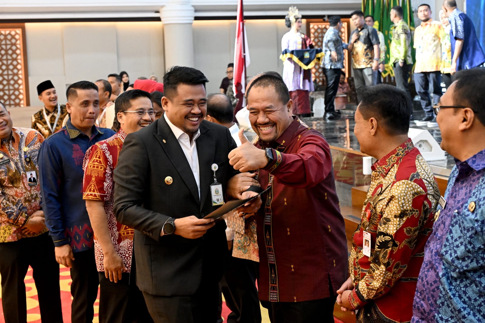 Bupati Batu Bara, H. Baharuddin Siagian diabadikan bersama Gubsu Bobby Nasution di sela-sela acara penyerahan DBH kabupaten/kota, Jumat (8/8/2025).