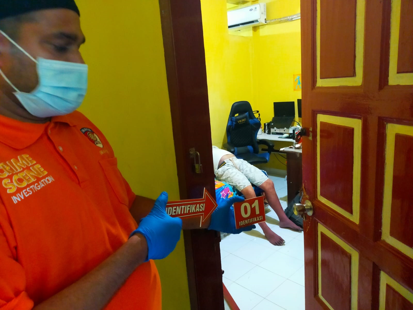 Polres Simalungun melakukan olah TKP di kediaman Frans Stevenly, remaja yang ditemukan tewas.