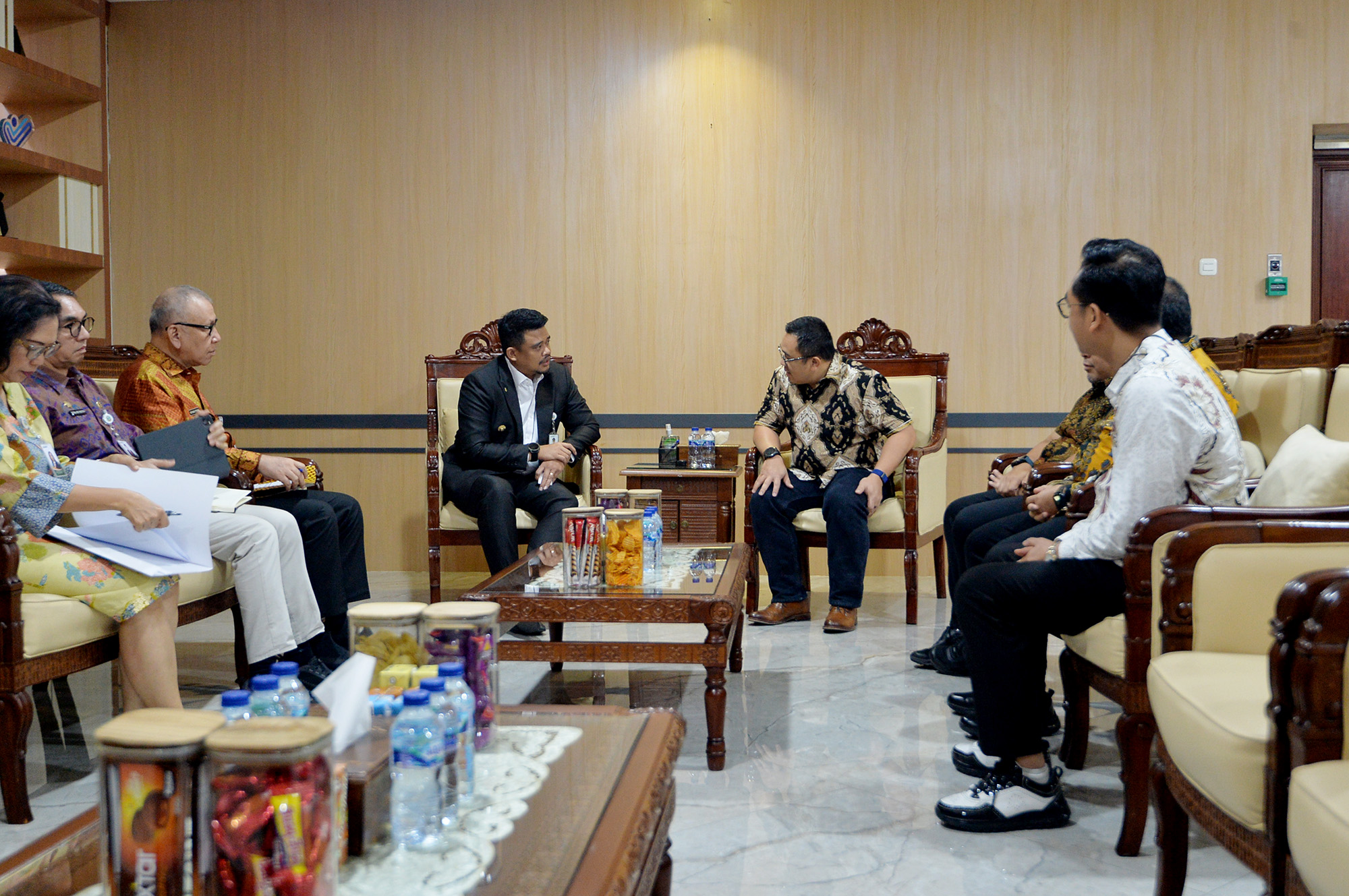 Gubsu Bobby Nasution menerima audiensi Direksi PT Danareksa di ruang kerjanya, Jumat (8/8). Pertemuan tersebut membahas mengenai pengembangan kawasan industri di Sumut untuk meningkatkan investasi.