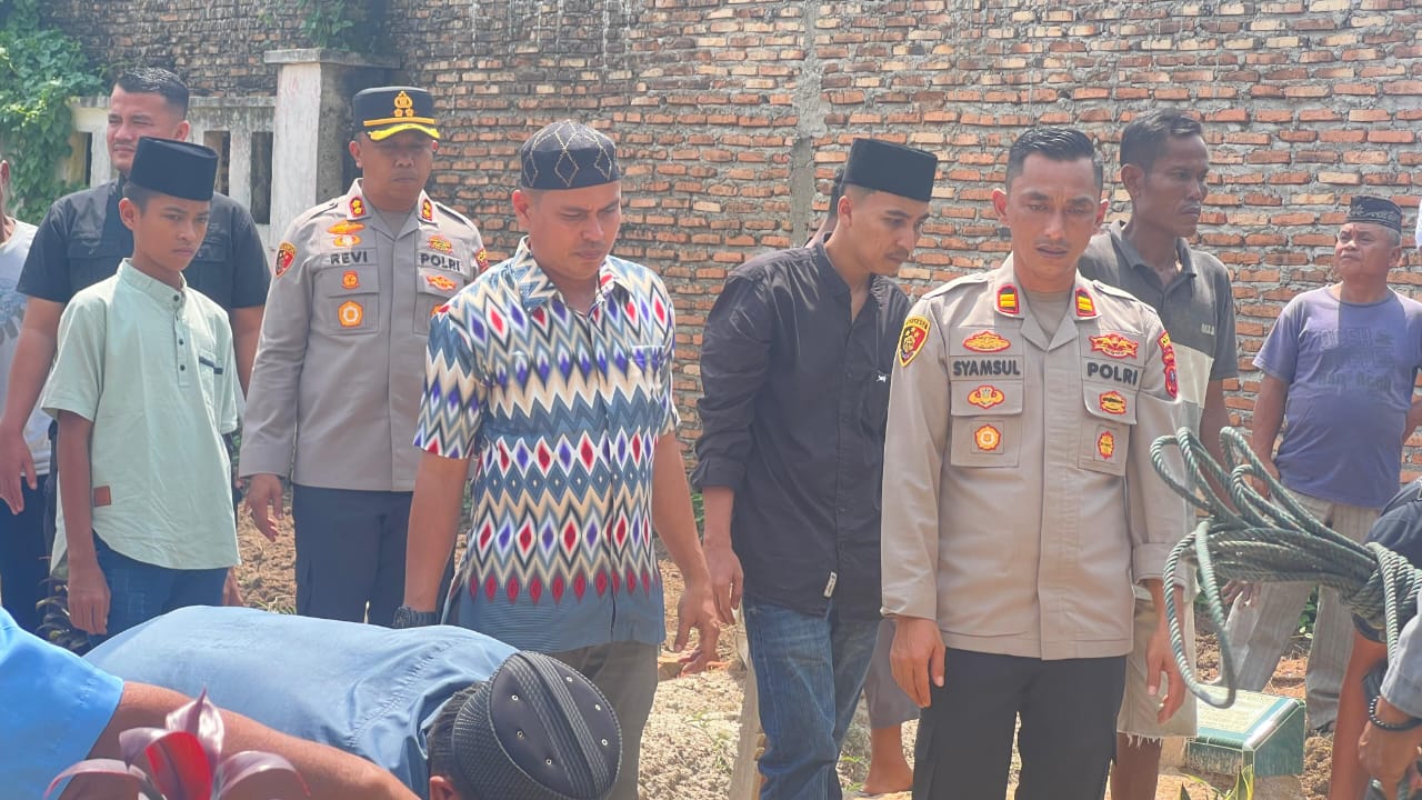 Kapolres Asahan AKBP Revi Nurvelani, SH, S.I.K., M.H., hadir langsung bersama jajarannya untuk memberikan penghormatan terakhir, Jumat (8/8/2025) siang.