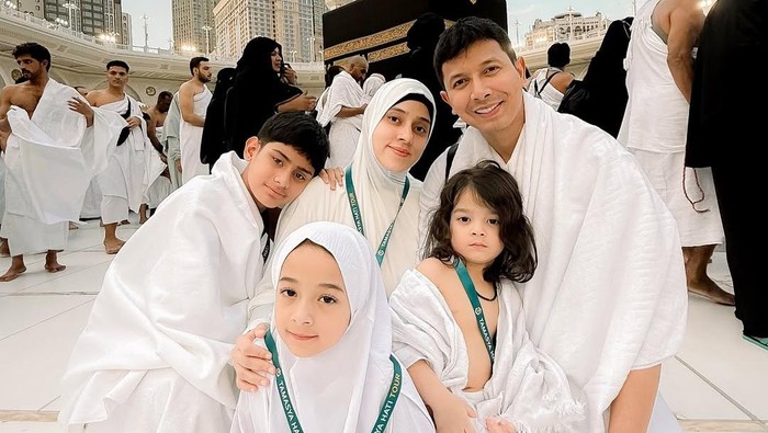 Fairuz A Rafiq umrah bareng keluarga.