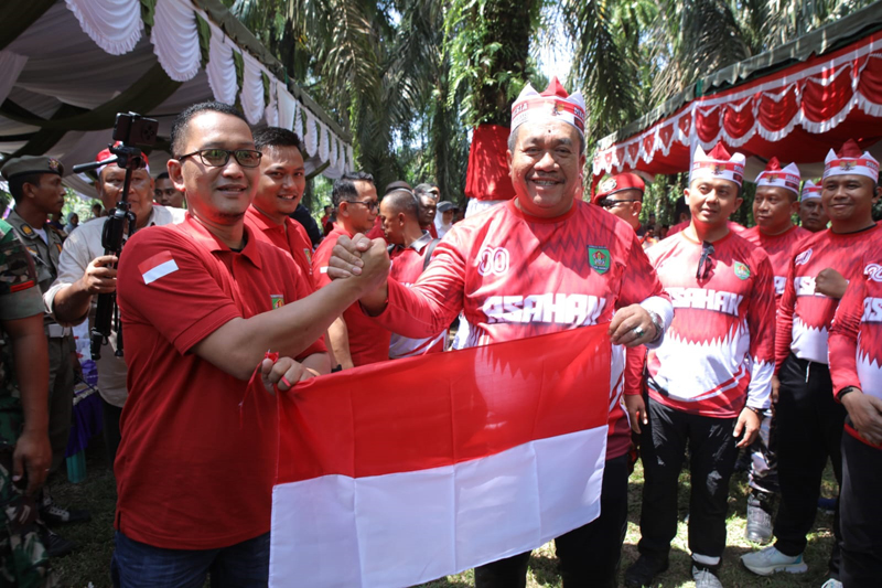 Bupati Asahan Taufik Zainal Abidin Siregar saat ppengibaran bendera merah putih di komplek Air Terjun Simonang-Monang.