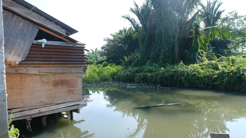 Rumah warga yang berada di pinggir sungai Sirantau yang rencananya bakal digusur untuk mencegah banjir.