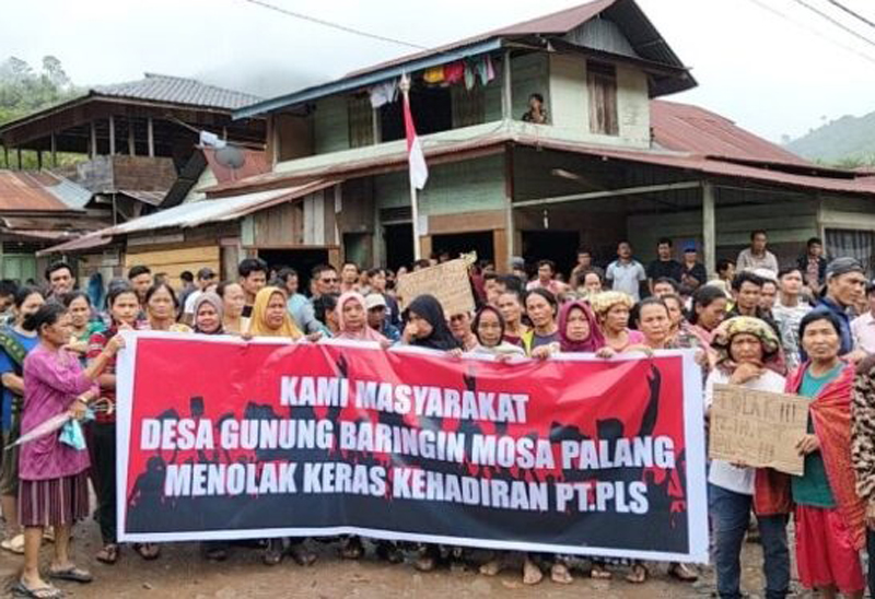 Ratusan warga dari Desa Gunung Baringin dan Mosa Palang, Kecamatan Angkola Selatan, Kabupaten Tapanuli Selatan (Tapsel), turun ke jalan menolak rencana pengoperasian kembali PT Panai Lika Sejahtera.