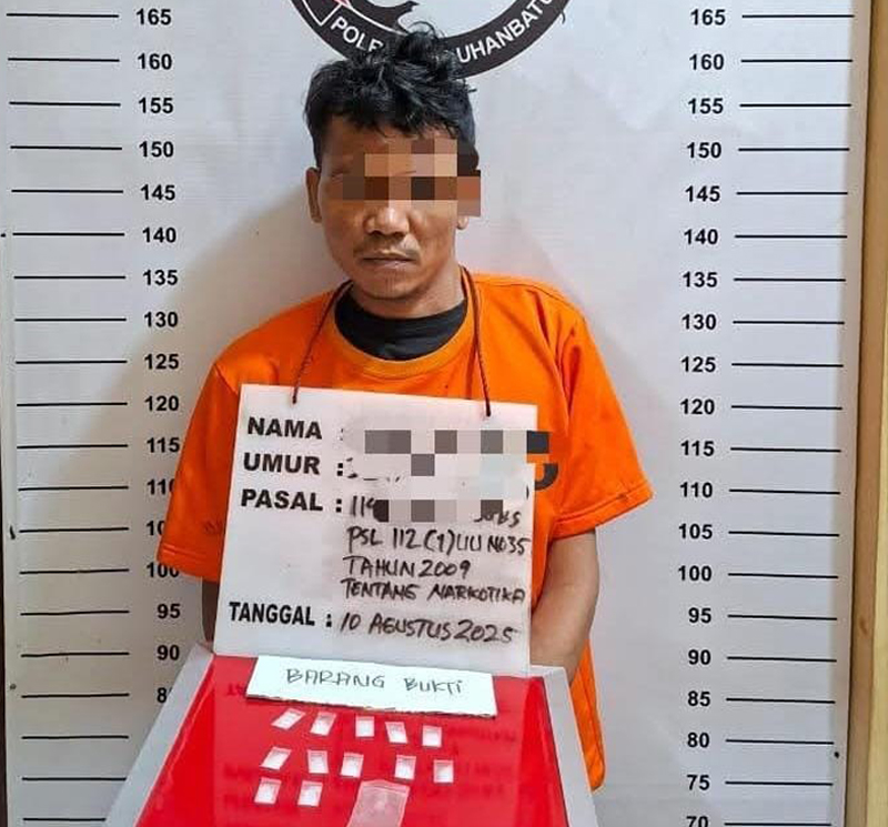 Tersangka PR beserta barang bukti narkotika jenis sabu saat berada di Kantor Polisi.