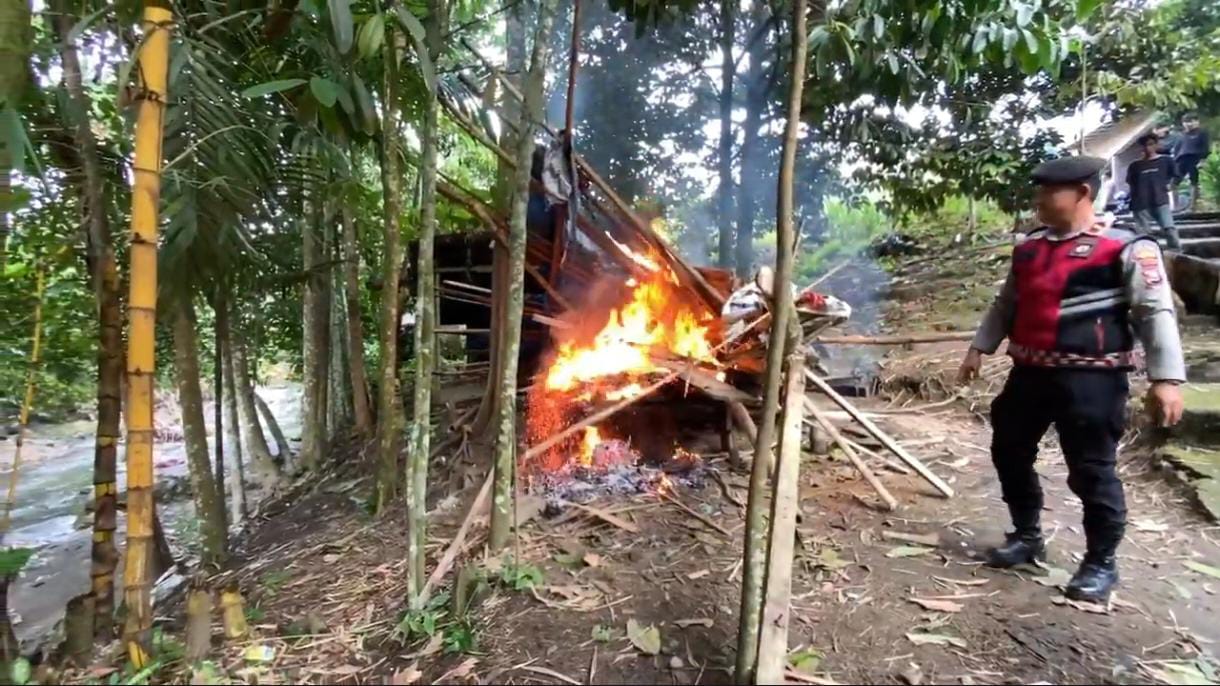 Barak narkoba di Sibolangit dibakar Satresnarkoba Polrestabes Medan.
