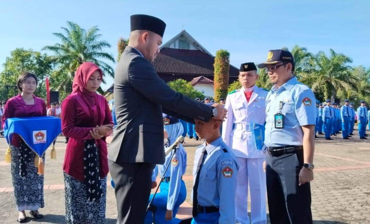 Kadis Pendidikan Sumut, Alexander Sinulingga, bersama Kepala SMA Negeri 1 Matauli Pandan saat pelantikan.