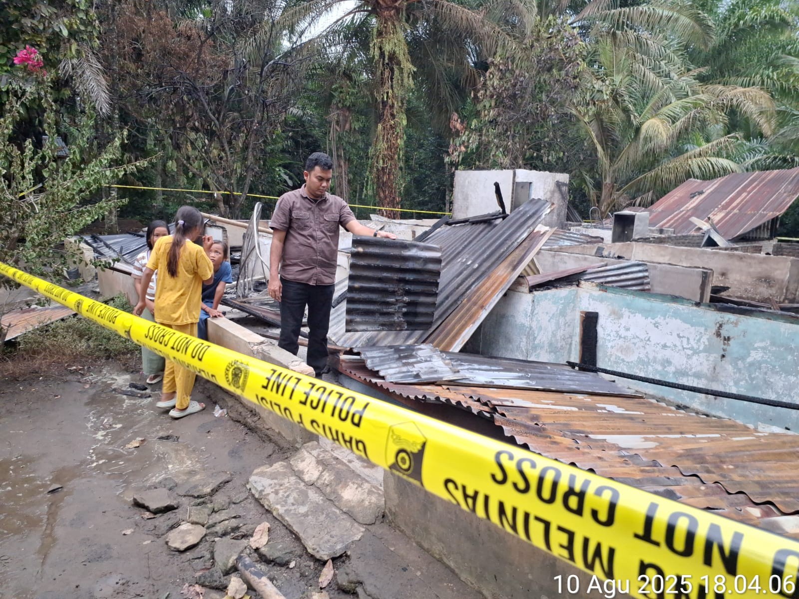 Puing-puing rumah yang terbakar.