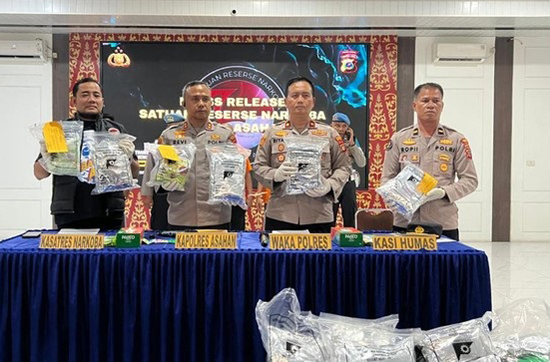 Kapolres Asahan AKBP Revi Nurvelani saat menunjukkan barang bukti dan tersangka.